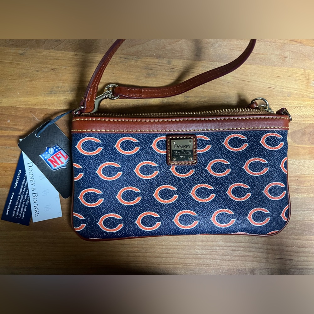 NWT Chicago Bears Dooney & Bourke Wristlet